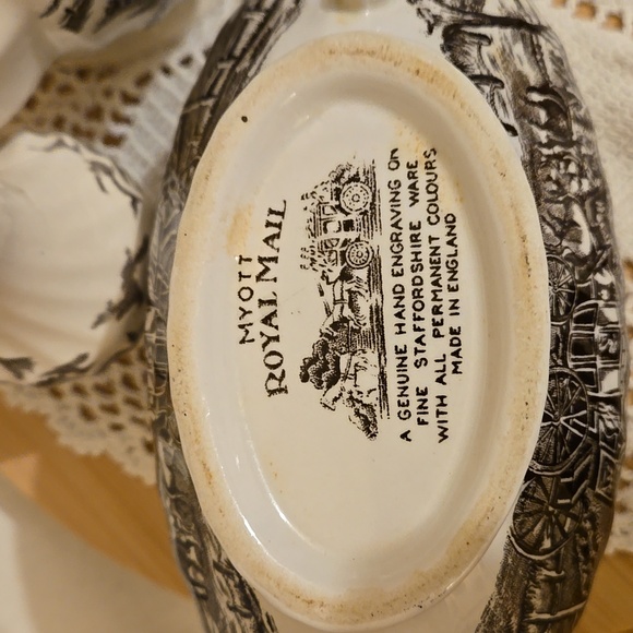 Royal Mail by Myott china coffeepot, gravy boat and salt and pepper shakers. - Picture 9 of 9